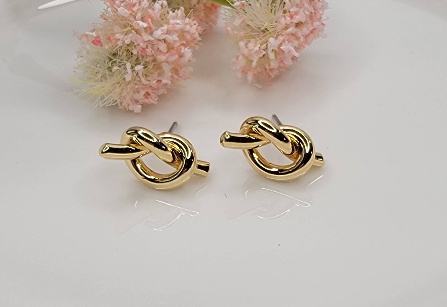 KNOT STUD EARRINGS.