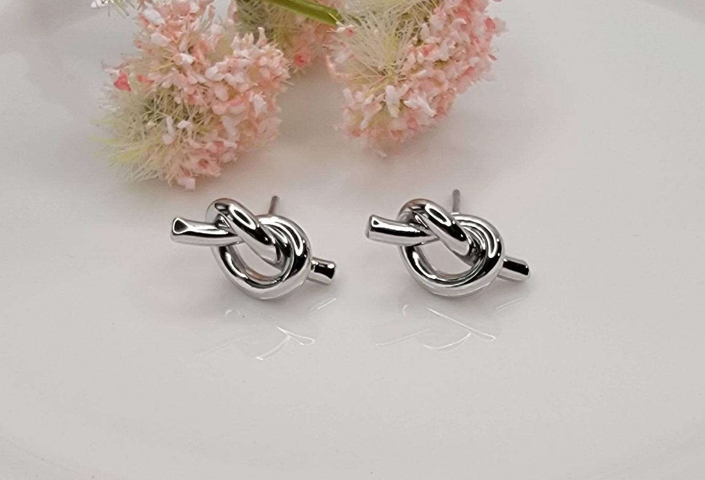 KNOT STUD EARRINGS.