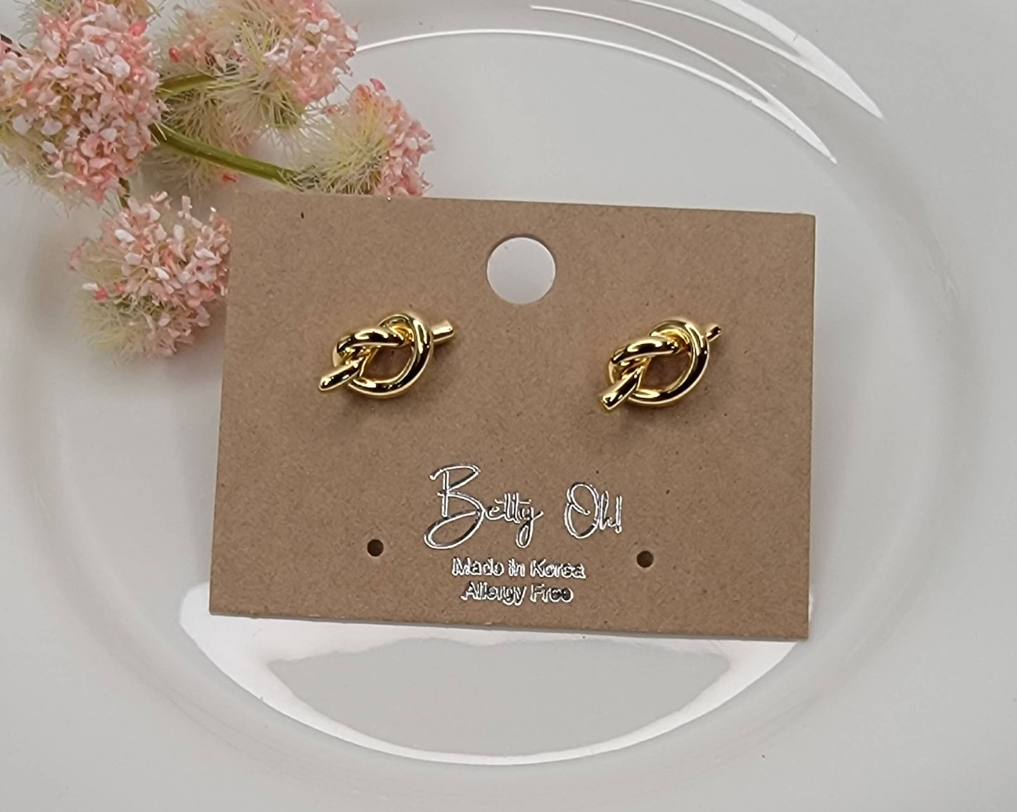 KNOT STUD EARRINGS.