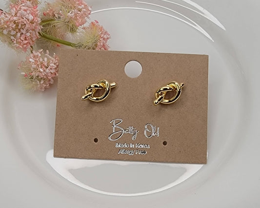 KNOT STUD EARRINGS.