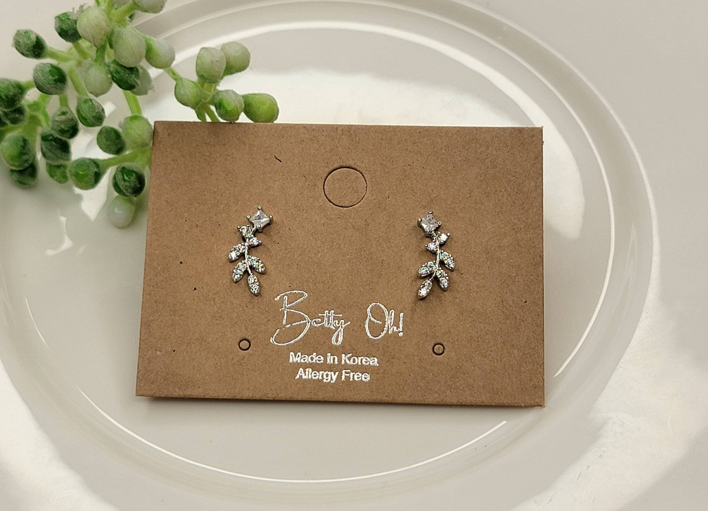 Delicate Flower Leaf Pattern Post Earring
