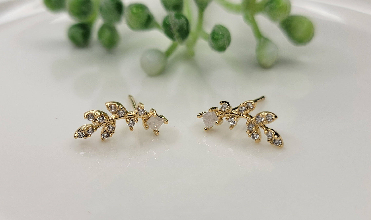 Delicate Flower Leaf Pattern Post Earring
