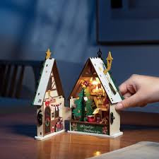 DIY: Twinkling Christmas House