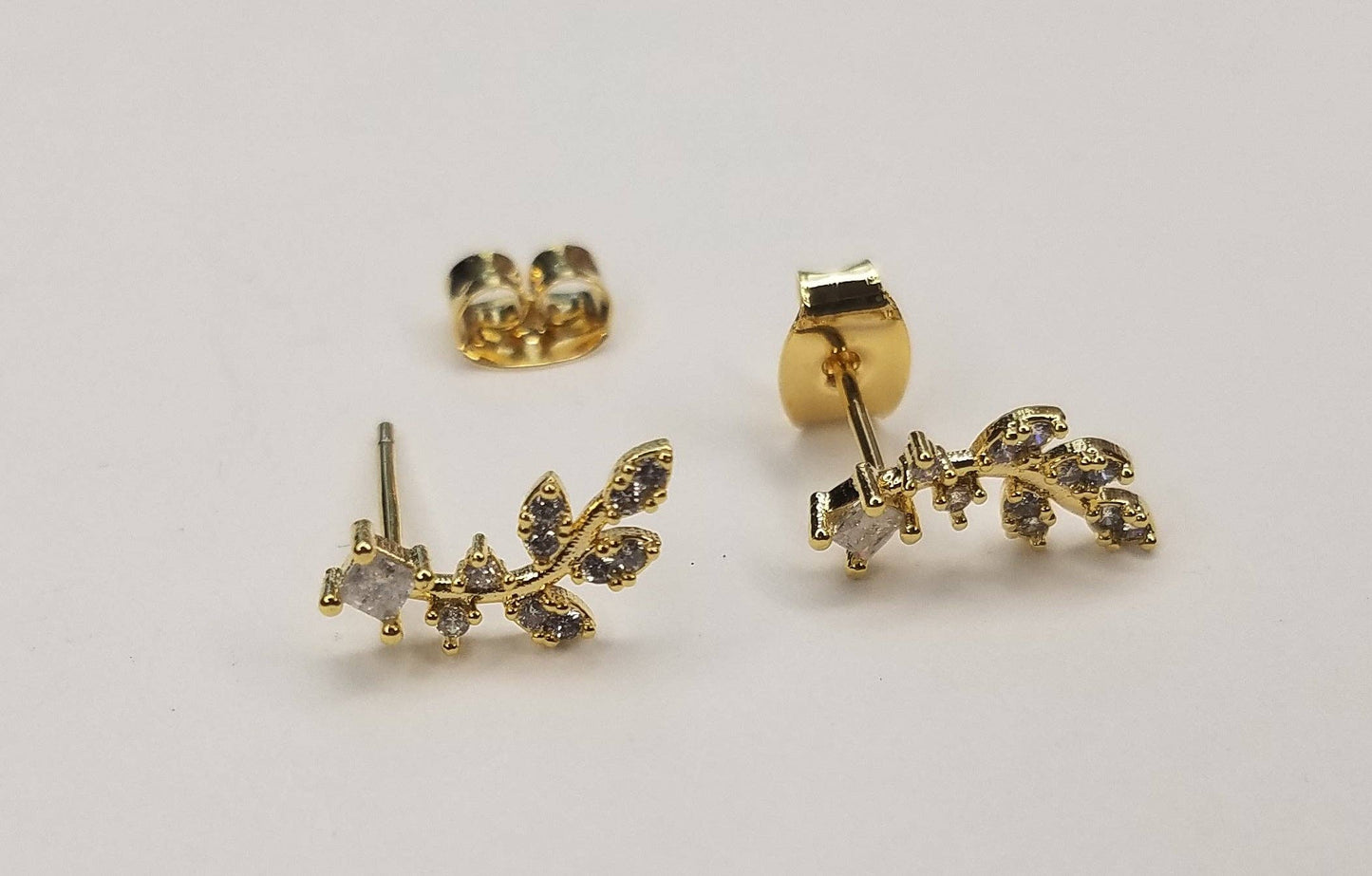 Delicate Flower Leaf Pattern Post Earring