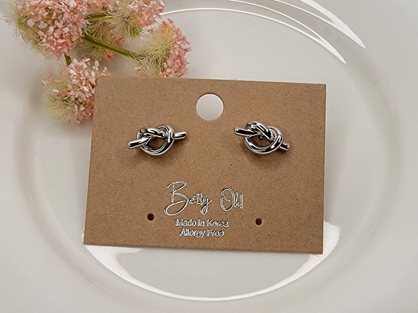 KNOT STUD EARRINGS.
